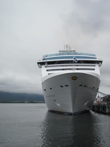 Picture-cruise-Ship-docked